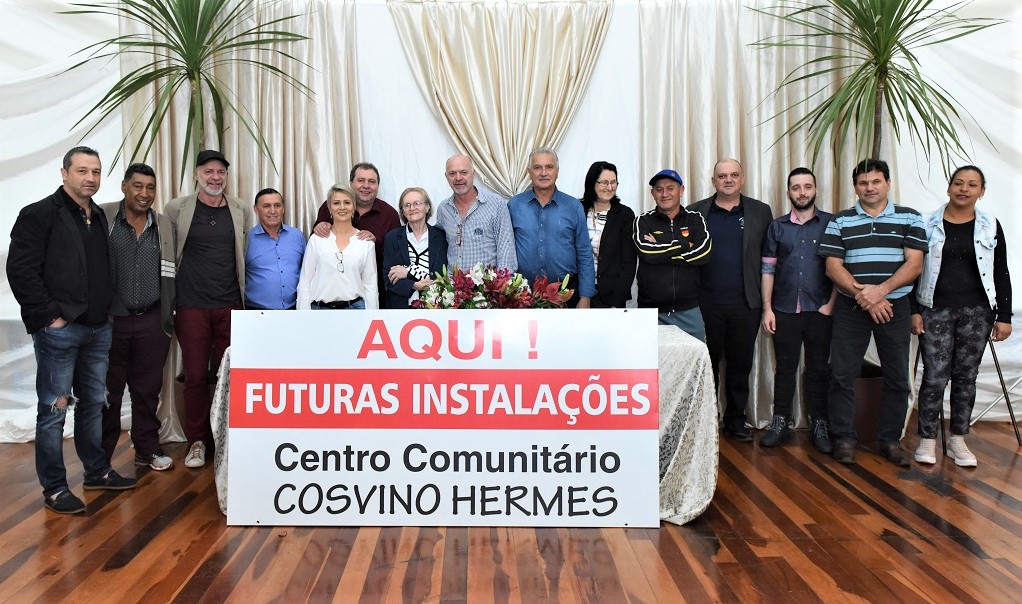 Placa entregue pelo prefeito de Aratiba, Guilherme Granzoto, para simbolizar a oficialização da construção de um centro comunitário |  Foto: Prefeitura Aratiba/Ascom