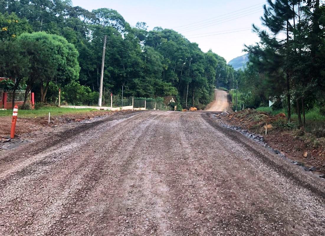 Iniciam as obras de asfaltamento na área rural de Barra do Rio Azul   
