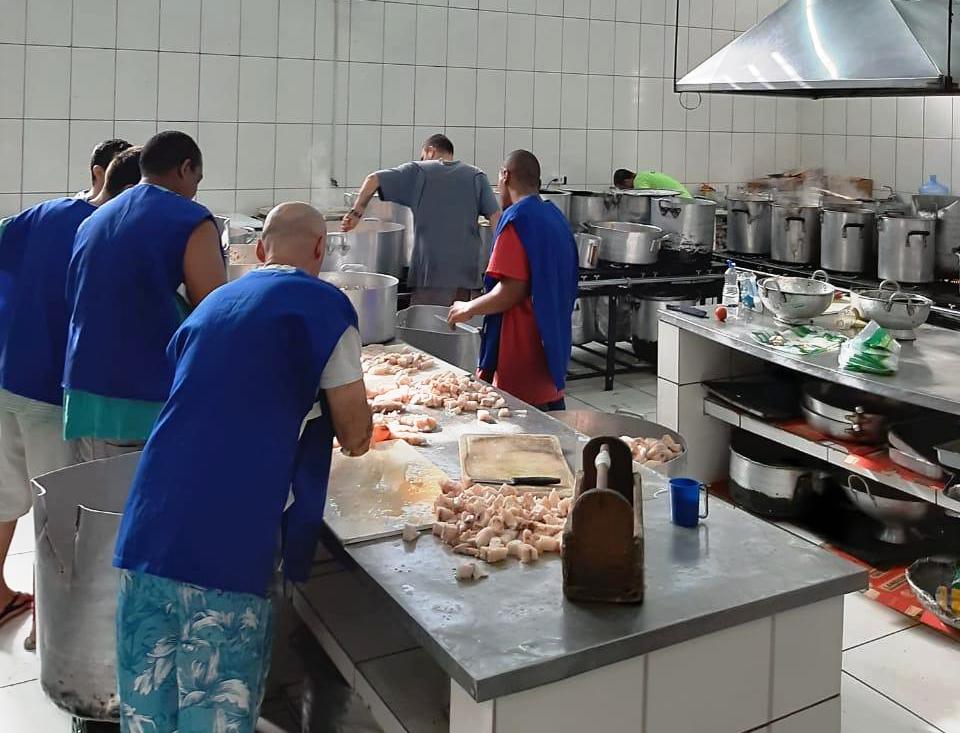 Equipe de 30 apenados preparam mais de  mil refeições por dia   |  Imagens: Susepe/RS